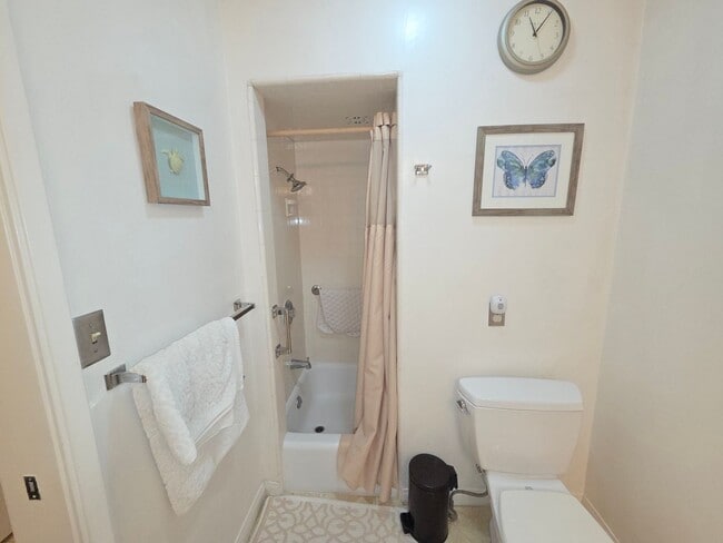 Building Photo - Spacious 2 Bedroom 2 Baths Spanish Charmer!
