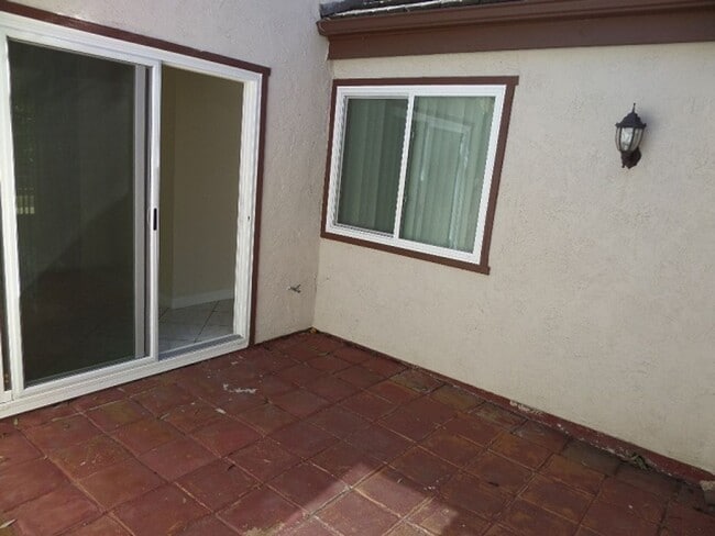 Building Photo - 3 Bedroom-2 Bathroom Single Story Home in ...