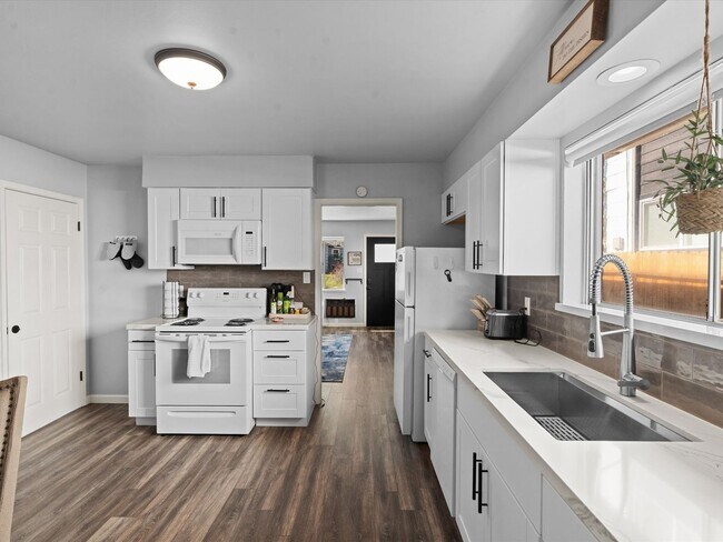 Building Photo - Single Level, Brick duplex