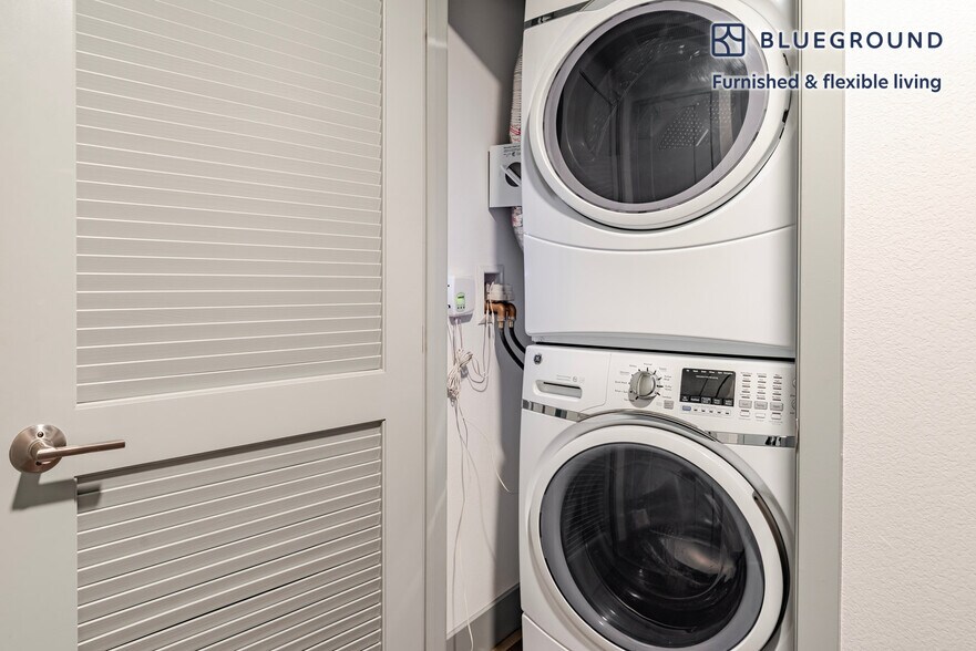 Building Photo - 1800 Lacassie Ave