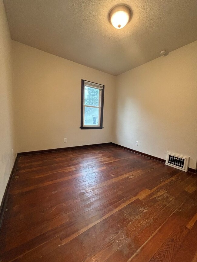 Building Photo - Charming 2 Bedroom 1 Bath Single Family Ho...