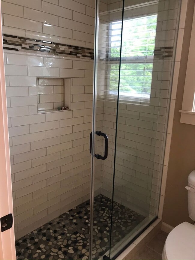 Building Photo - 4bed/3ba Old Portland style Home Nestled i...