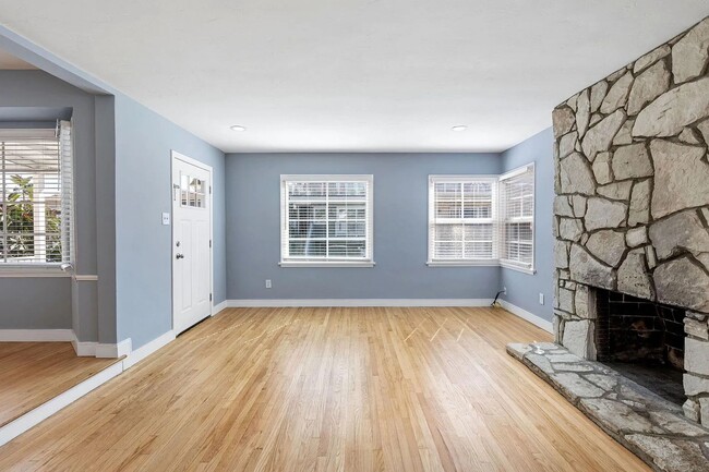 Building Photo - Charming 3BD/2BA Hermosa Beach Bungalow