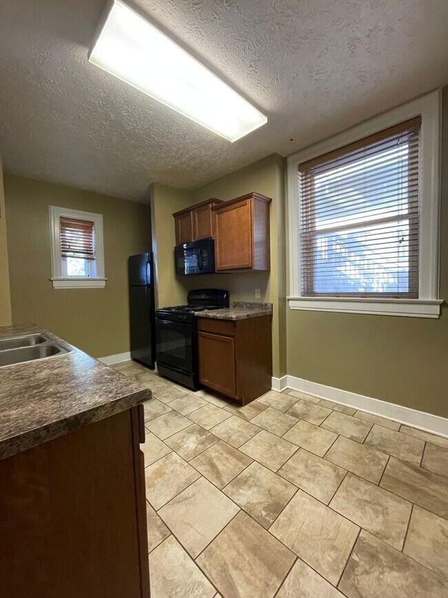 Building Photo - Spacious 2 Bedroom Townhouse!