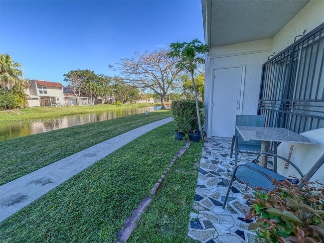 Building Photo - 10365 N Kendall Dr