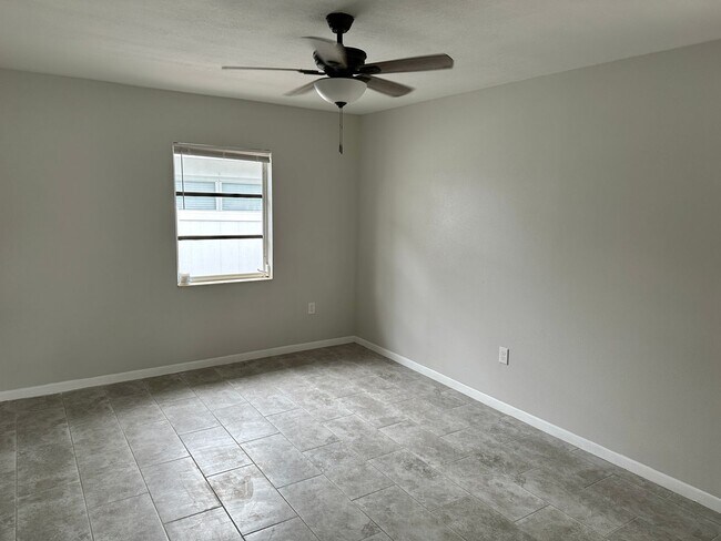 Building Photo - Stunningly Renovated 2/1 near the water av...