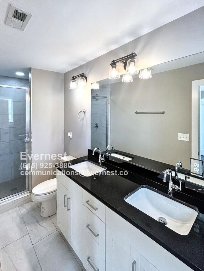 Building Photo - Lovely 3-Bedroom Townhome in a Convenient ...