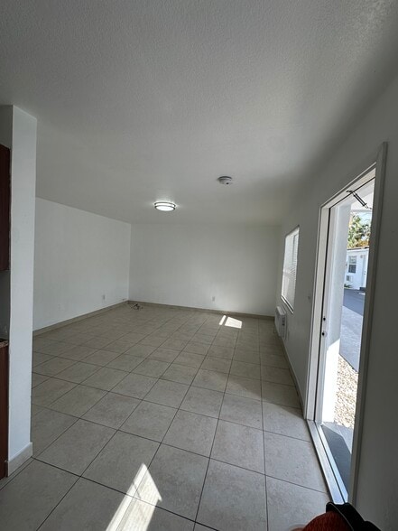 Building Photo - 16120 NE 19th Pl