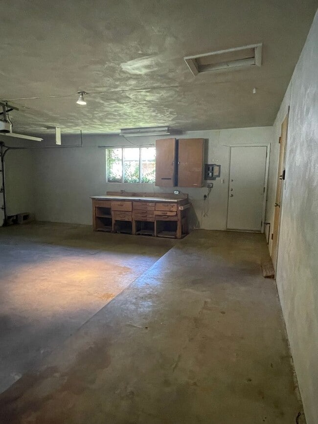 Building Photo - STUDENTS WELCOME! Sprawling Ranch Style 3 Bedroom 3 Bath Home w/ finished basement in Midtown For...