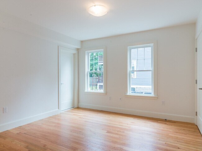 Building Photo - 17 Standish St