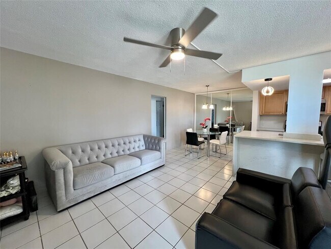 Building Photo - 2840 NE 33rd Ct