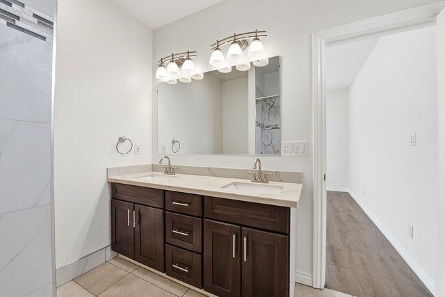 Building Photo - Sunning 3BD/3BA w/Bonus Room and Private Yard