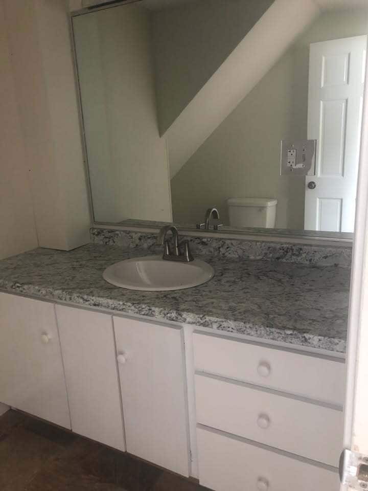 1/2 bath - 89 Congress St