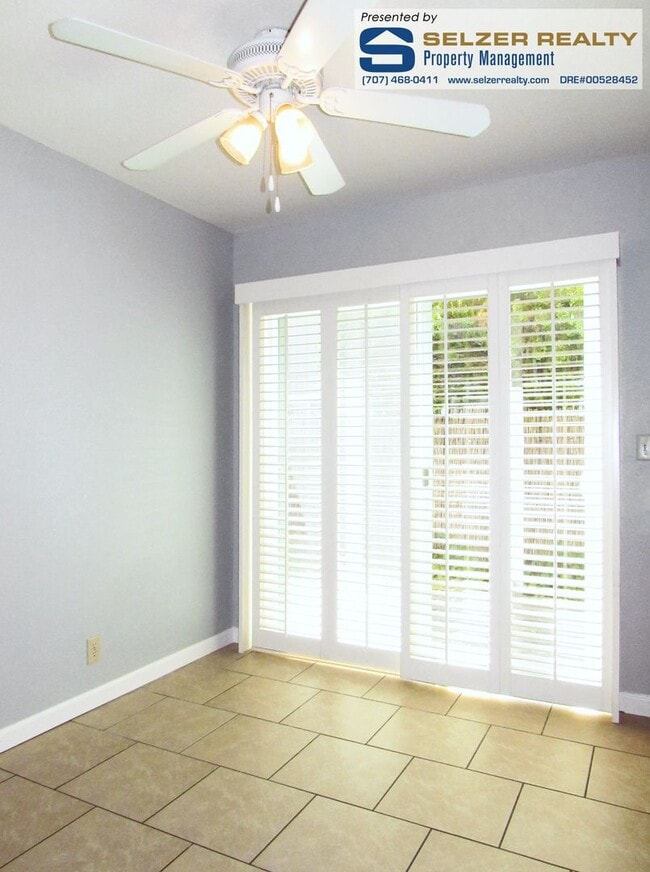 Building Photo - Fully equipped 2 bd. townhome in a super convenient central location!