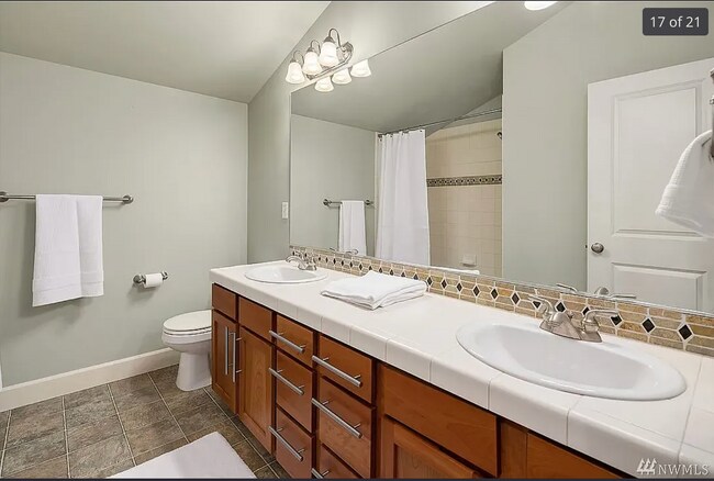 Building Photo - Modern 3Bed/3Bath Townhouse in Seattle - $3,500!!