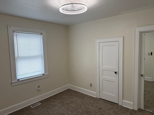 Building Photo - HIGHLAND BILTMORE - Two Bedroom Home