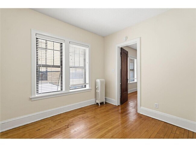 Building Photo - 220 E 19th St