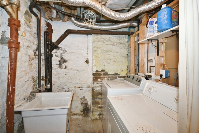 Building Photo - South Side 3BR - Simple, Solid, Ready