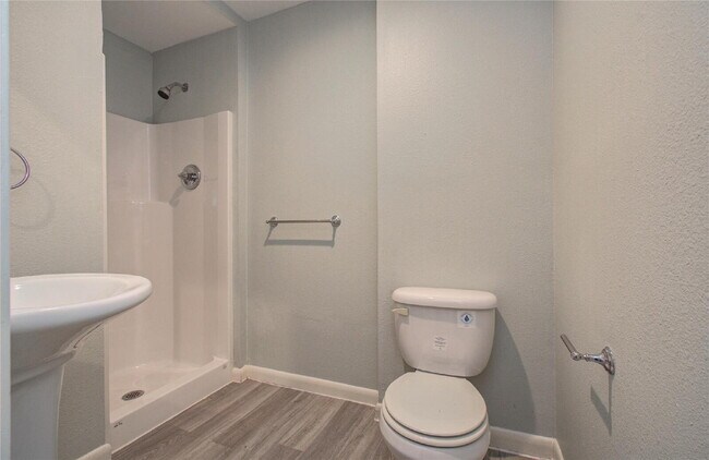 Building Photo - Newly updated 3 bed 2 bath