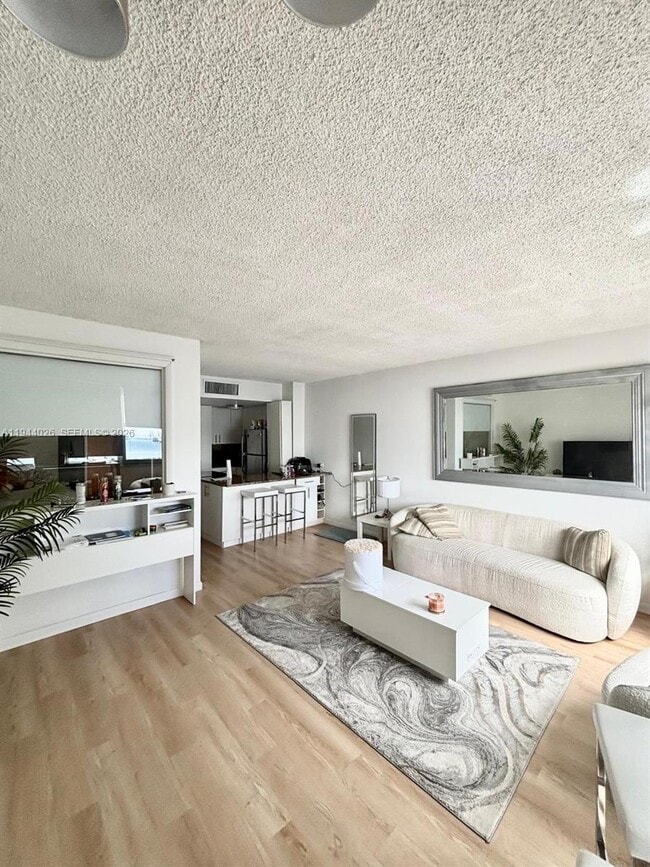 Building Photo - 999 Brickell Bay Dr