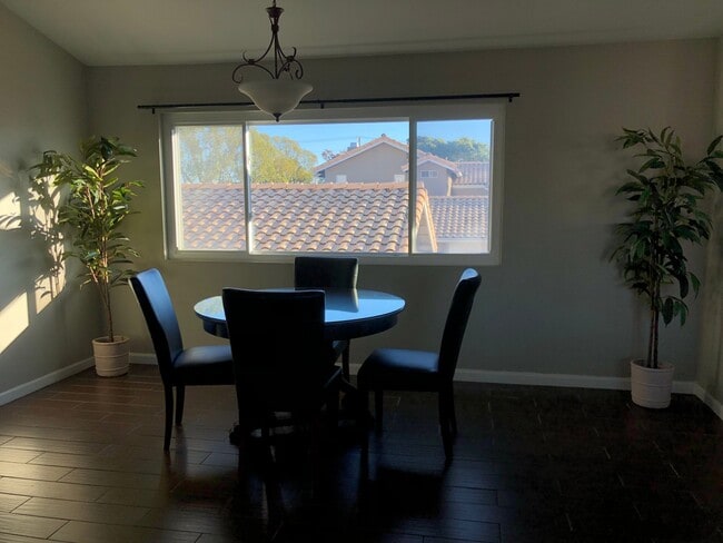 Building Photo - 1370 Palomar Pl