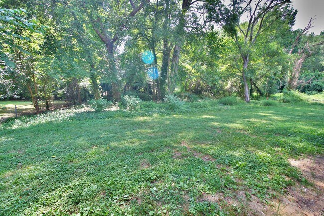 Building Photo - Beautiful 3 bed, 1/5 bath duplex in East R...