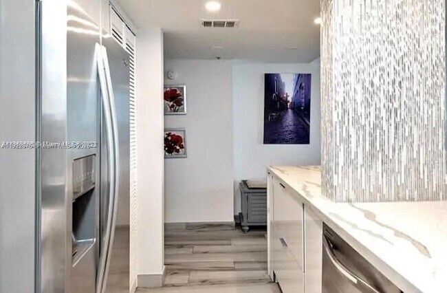 Building Photo - 1717 N Bayshore Dr