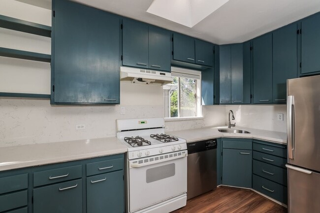 Building Photo - Available 2 Bedroom Home In Redwood Heights!