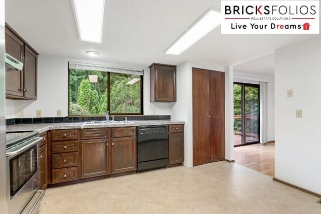 Building Photo - Redmond Gem! Live in the award-winning Lake Washington School District.