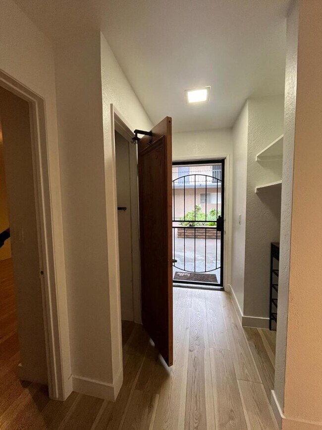 Building Photo - 785 W 19th St