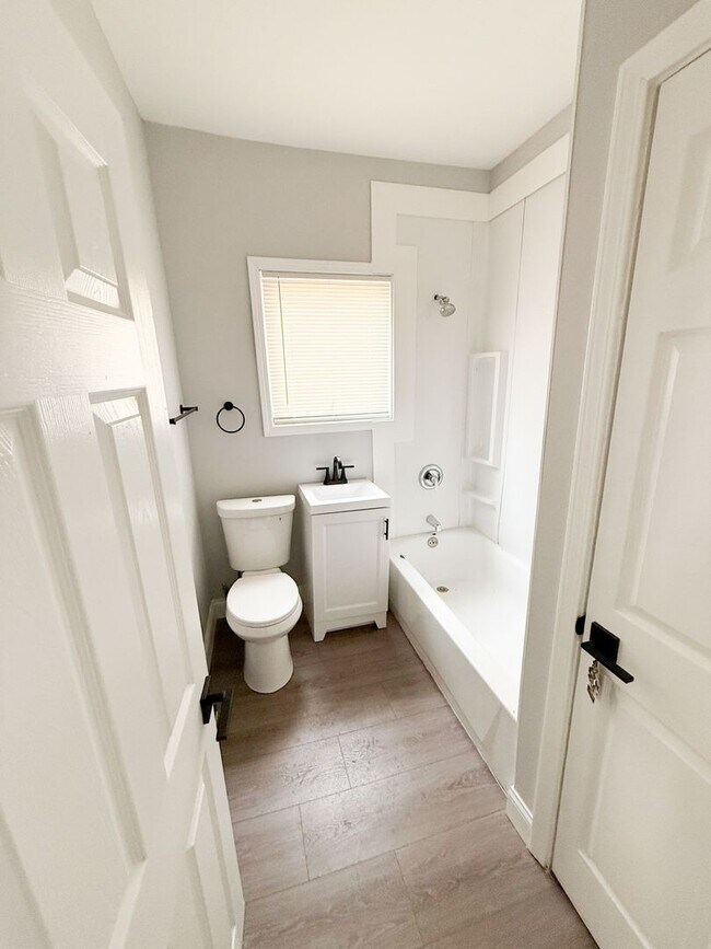 Building Photo - 2 Bedroom 1 Bathroom Home! Attached Garage!