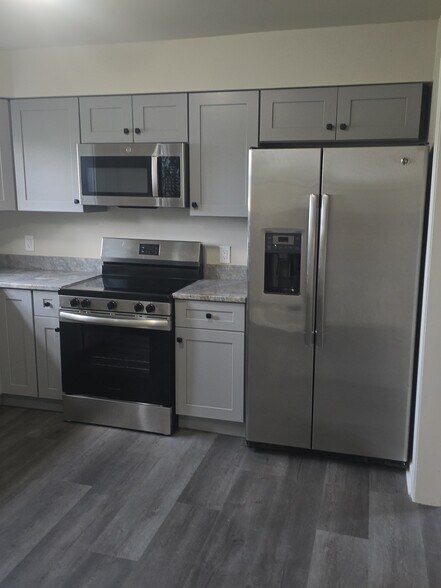 Building Photo - 211 10th Ave