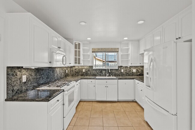Building Photo - 2248 Drayton Ave