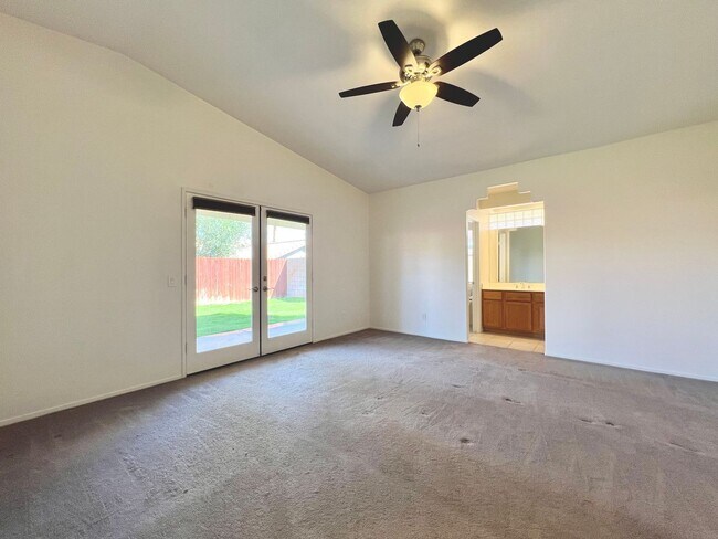 Building Photo - AVAILABLE NOW!!! 3 Bedroom 2 Bathroom Home in La Quinta