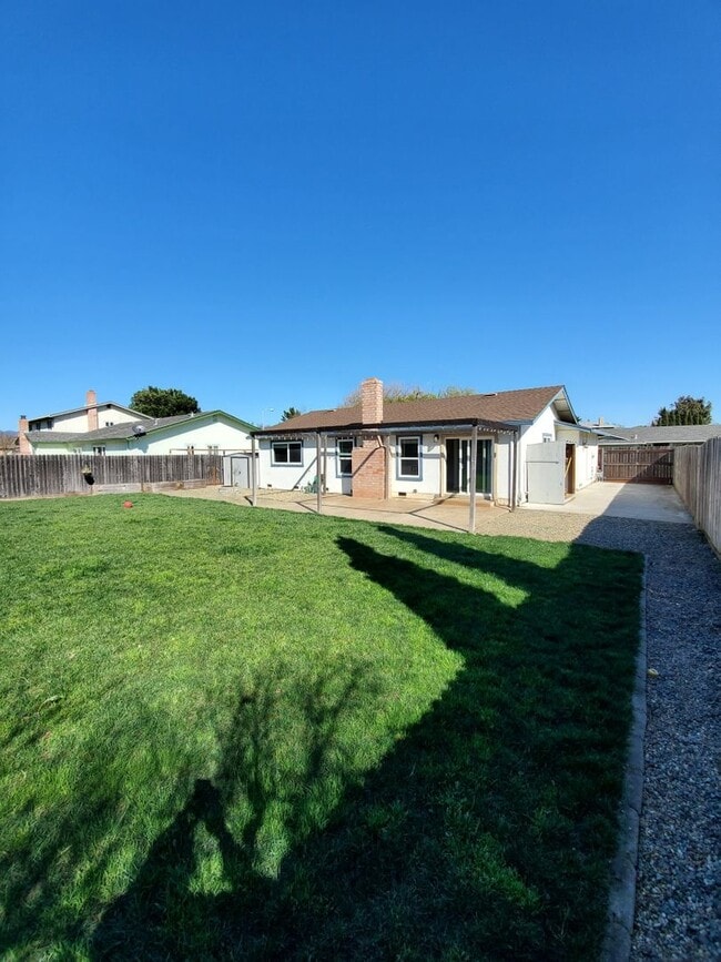 Building Photo - Beautiful 3 Bedroom 2 Bath w/ Large Fenced in Backyard