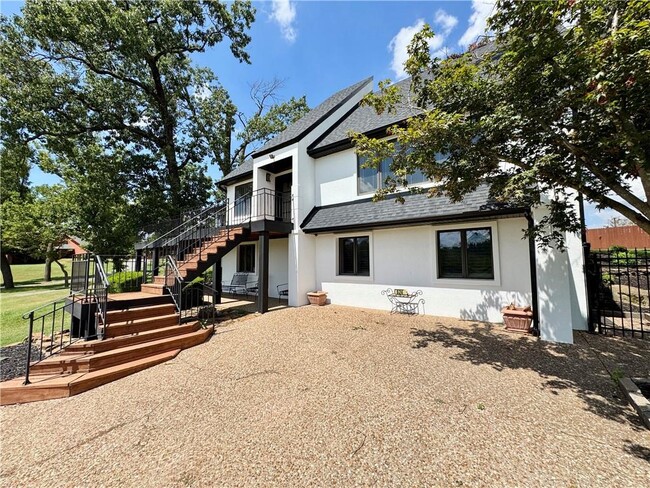 Building Photo - 624 S Horsebarn Rd