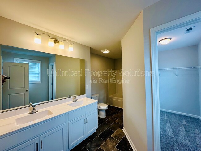 Building Photo - 1301 Putnam Dr