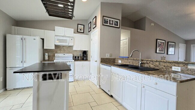 Building Photo - 4022 SW 12th Pl