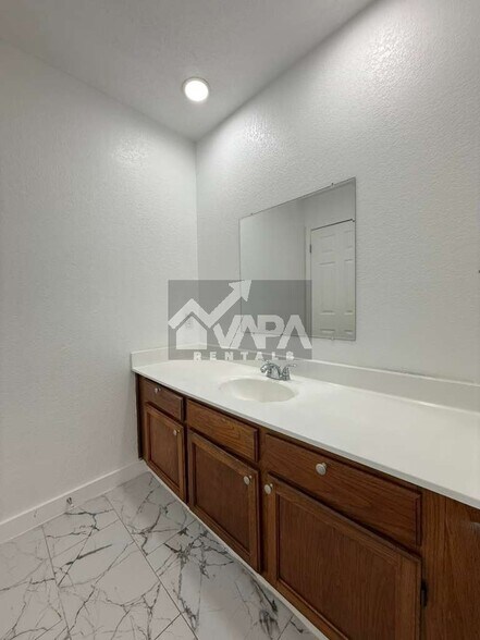 Building Photo - 5679 Wood Oak