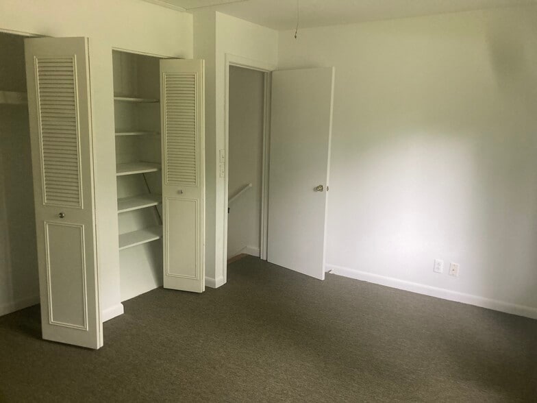 Upper bedroom - 419 Woodhaven Ct