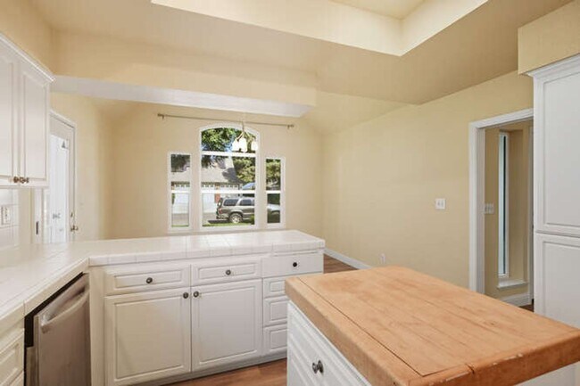 Building Photo - Spacious 5-Bedroom Home with Pool in NE Fr...