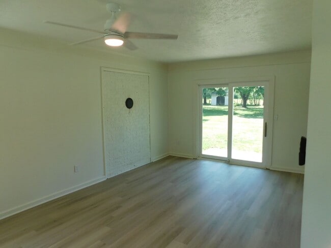 Building Photo - Price Reduced!!! $1950/Month