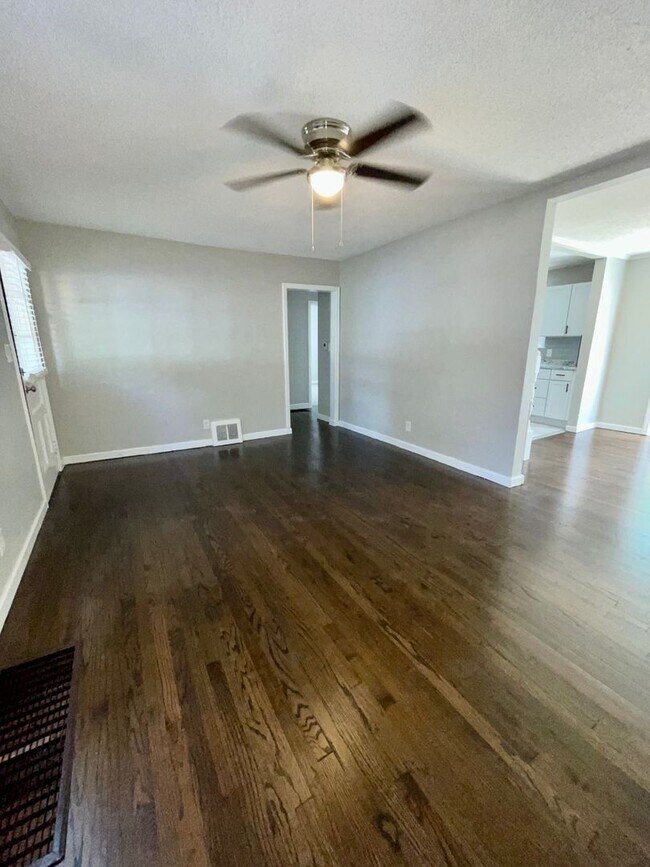 Building Photo - Updated 4-Bedroom Bungalow with Modern Kit...