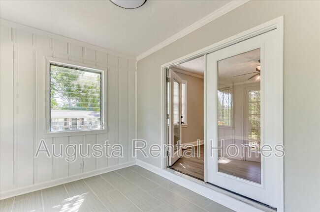Building Photo - 3210 York Dr
