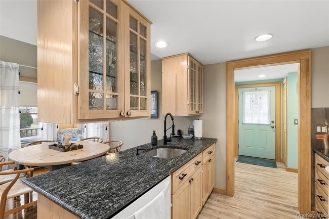 Building Photo - 1050 Pine Ave