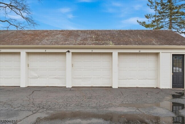 Building Photo - 260 Walnut St