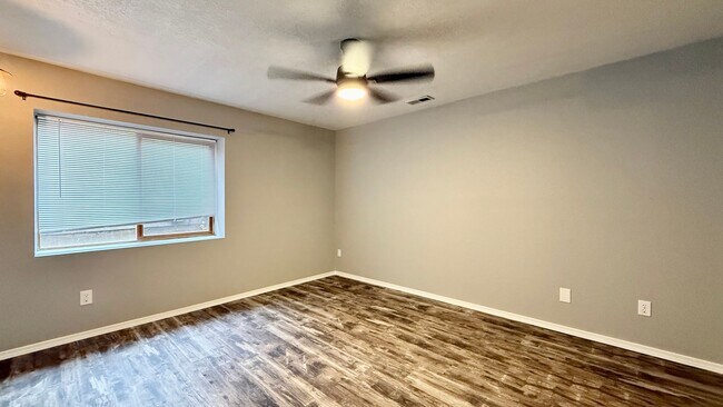 Building Photo - Move in ready home on Hollandale