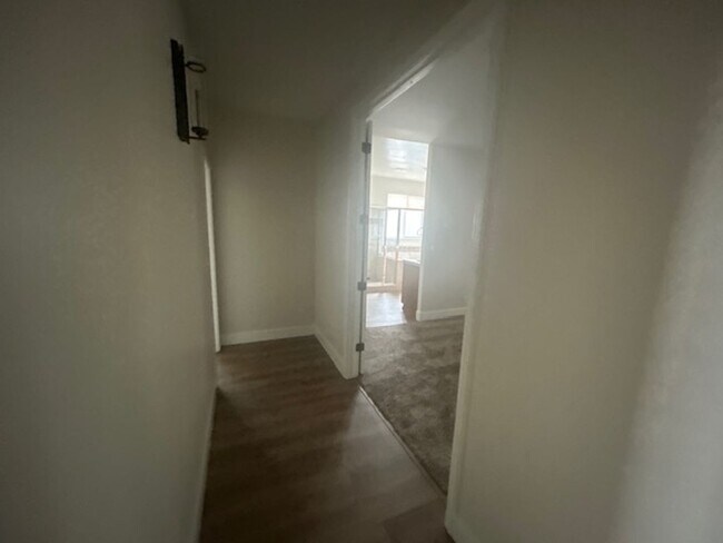Building Photo - 4 Bedroom 2 Bathroom in SE Visalia with Po...