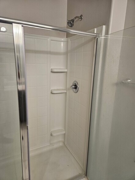 Building Photo - 646 W Calle Espadero