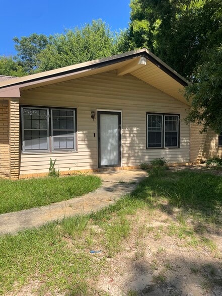 Front - 105 Valencia Cir